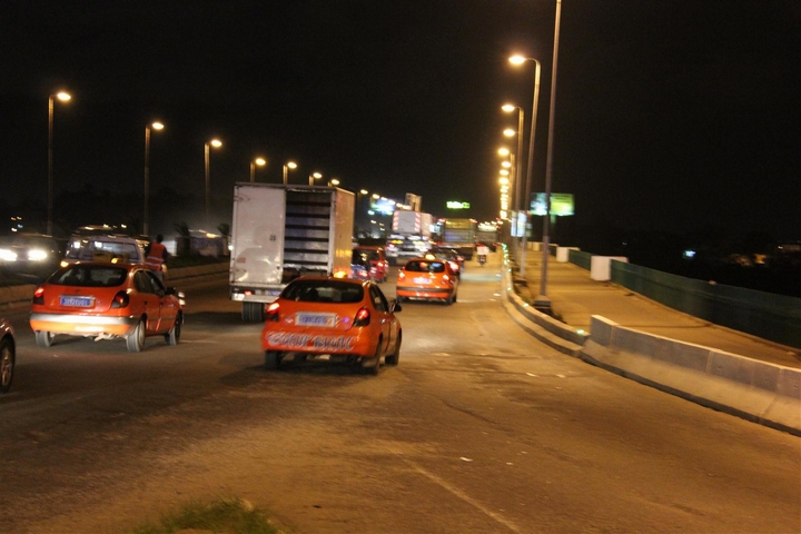 Ponts Charles de Gaulle et Houphouët-Boigny : le Gouverneur Mambé installe 2000 plots luminaires pour sécuriser les usagers